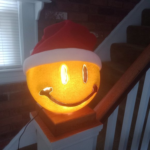 Smiley Santa Display/9"D - Picture 10 of 11